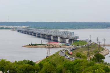 Volga 'daki İmparatorluk Köprüsü. Rusya 'nın Ulyanovsk kentinde, ilkbaharda Volga nehri üzerinde bir köprü. Ulyanovsk 'taki Volga' nın tepesinden manzara..