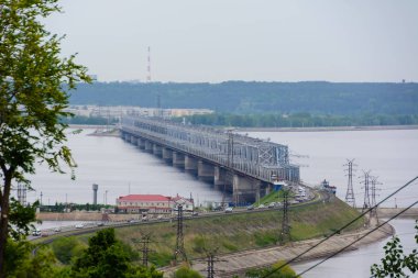Volga 'daki İmparatorluk Köprüsü. Rusya 'nın Ulyanovsk kentinde, ilkbaharda Volga nehri üzerinde bir köprü. Ulyanovsk 'taki Volga' nın tepesinden manzara..