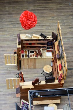 Ulyanovsk/Rusya - 03.09.2019. Yaratıcı deri aksesuarlar üstten görünüm saklayın. Orijinal fikir. Sıradışı iç.