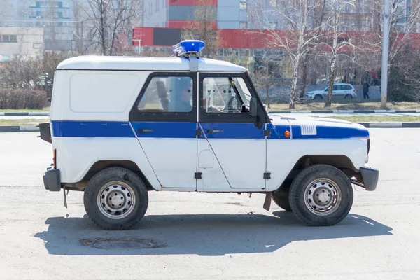Uaz 469 (1971present) bir off-road hafif araçtır. Uaz 469ap yalıtımlı beş kapılı metal gövde ve isteğe bağlı özel ekipman ile polis devriye arabası. Ulyanovsk, Rusya Federasyonu.