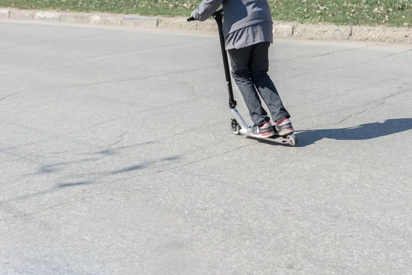 Uljanovsk Rusko Dubna 2019 Děti Nebezpečně Jezdí Skútry Silnici Jezdím — Stock fotografie