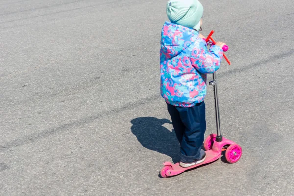 Ulyanovsk Russia April 2019 Children Dangerously Ride Scooters Roadway Riding — Stock Photo, Image