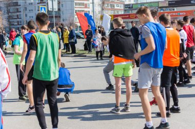 Ulyanovsk, Rusya - 20 Nisan 2019: yıllık şehir bahar maratonu. Güneşli bir gün. Sağlıklı yaşam tarzı. Şehir rölesi.