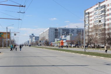 Ulyanovsk, Rusya - 20 Nisan 2019: Arabasız şehir. Gezegenin benzini bitti. Marjinal yakıt fiyatları. Arabalardan zararlı emisyonlar olmadan çevre dostu şehir. Temiz hava. Güneşli bir gün.