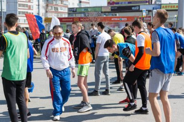 Ulyanovsk, Rusya - 20 Nisan 2019: yıllık şehir bahar maratonu. Güneşli bir gün. Sağlıklı yaşam tarzı. Şehir rölesi.