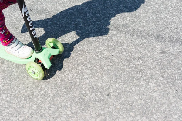 Ulyanovsk Russia April 2019 Children Dangerously Ride Scooters Roadway Riding — Stock Photo, Image