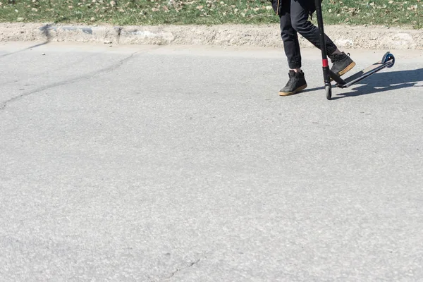 Ulyanovsk Russia April 2019 Children Dangerously Ride Scooters Roadway Riding — Stock Photo, Image