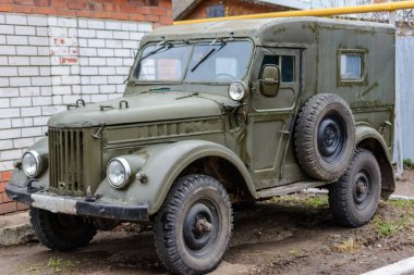 Tetyushy, Tataristan / Rusya - 02 Mayıs 2019: Caddedeki evin yakınındaki GAZ-69 Retro vagonu. Eski model GAZ-69, GAZ tarafından üretilen dört çekişli hafif kamyonet..