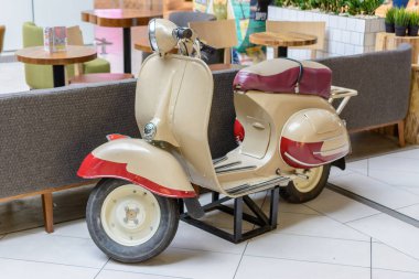 Kazan, Tataristan / Rusya - 10 Mayıs 2019: Motorlu Scooter Vyatka Vp150, 1956-1979 yılları arasında Vyatskiye Polyany Makine Yapım Tesisi tarafından üretilen rus scooter markasıdır..