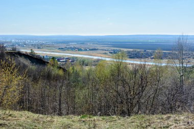 Tarlaların, çayırların, köyün ve nehrin güzel manzarası