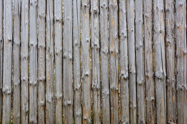 Hintergrund Textur des alten grauen Holzzaunes aus ganzen Baumstämmen mit — Stockfoto