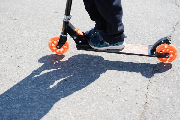 Ulyanovsk Russia April 2019 Children Dangerously Ride Scooters Roadway Riding — Stock Photo, Image