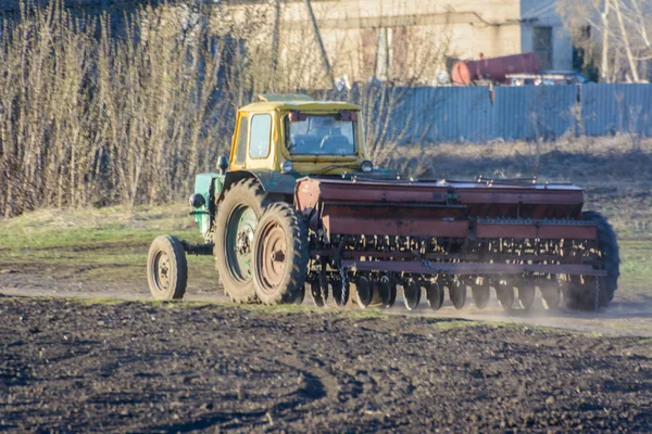 Egy Kultivátoros Traktor Egy Vidéki Mentén Vetési Kampánnyal Visszatér Traktor — Stock Fotó