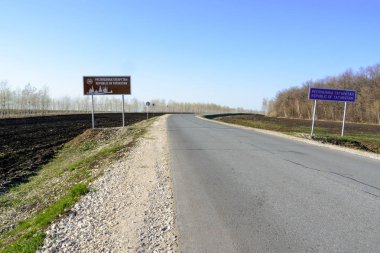 Tataristan'a hoş geldin diyelim. Kırsal bir yolda Tataristan tabelası. Açık mavi gökyüzüne karşı Tataristan yol işareti. Asfalt yol yakın çekim.