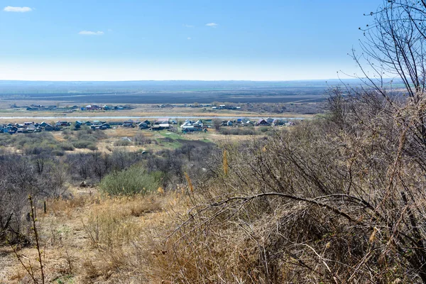 Прекрасний краєвид на поля, луки, село і річку — стокове фото