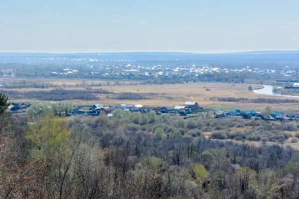 Schöne Aussicht auf die Felder, Wiesen, das Dorf und den Fluss — Stockfoto