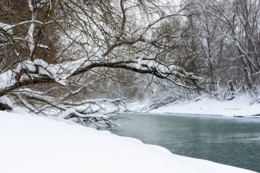 Karst kökenli ünlü mavi göller. Mavi göller kışın donmaz ve yeraltı sularında beslenir. Su ve çamur gölleri çeşitli hastalıklardan şifa vardır. Göller Rusya, Kazan.