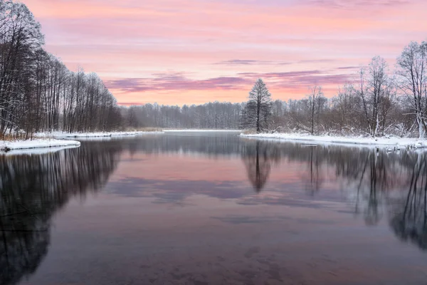 Célèbres lacs bleus d'origine karstique. Les lacs bleus ne gèlent pas en hiver et se nourrissent d'eau souterraine. Les lacs d'eau et de boue guérissent d'une variété de maladies. Lacs Russie, Kazan . — Photo