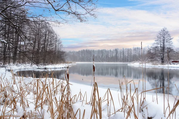 Famosi laghi blu di origine carsica. I laghi blu non congelano in inverno e si nutrono di acque sotterranee. I laghi d'acqua e fango stanno guarendo da una varietà di malattie. Laghi Russia, Kazan — Foto Stock