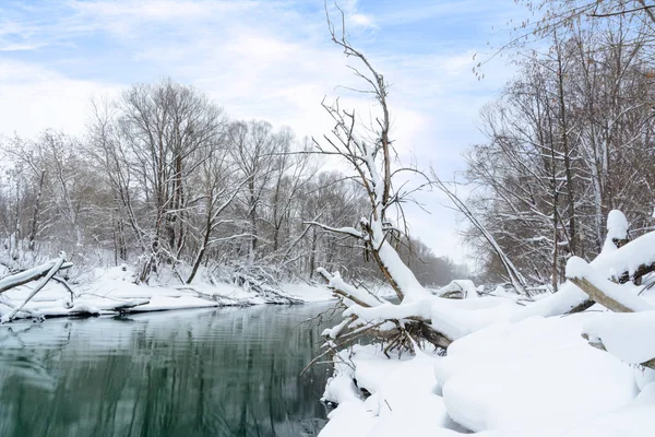 Kazanka Nehri, ünlü Mavi Göller'den gelen akarsuların kesiştiği noktada. Nehrin bu bölgesi kışın donmaz ve mavi göllerden yeraltı suyu ile beslenir. Rusya, Kazan. — Stok fotoğraf