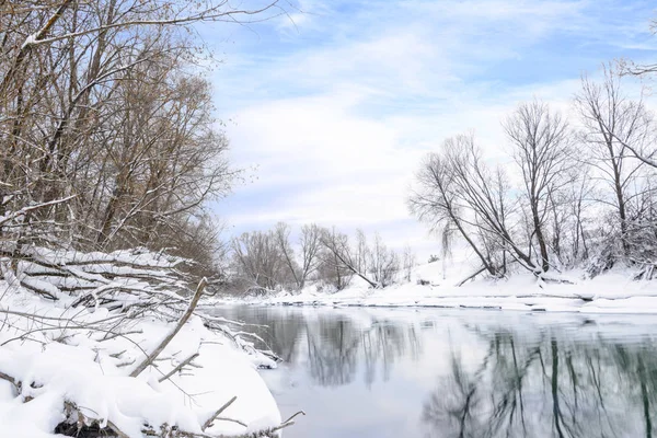O rio Kazanka na confluência dos riachos dos famosos lagos azuis. Esta área de rio não congela no inverno e se alimenta de Lagos Azuis com águas subterrâneas. Rússia, Kazan . — Fotografia de Stock