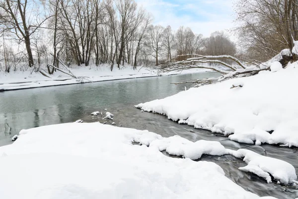 La rivière Kazanka au confluent des ruisseaux des célèbres lacs bleus. Cette zone de la rivière ne gèle pas en hiver et ne se nourrit pas des lacs bleus avec des eaux souterraines. Russie, Kazan . — Photo