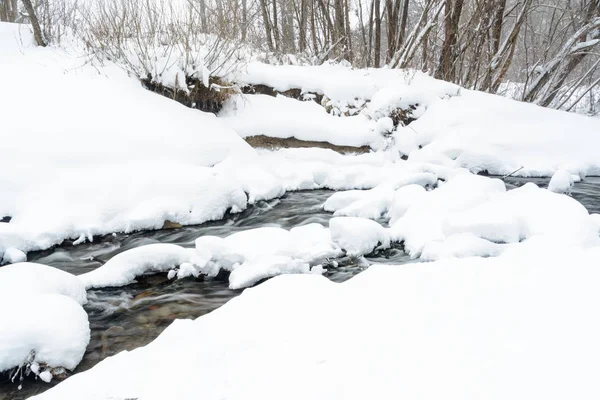 Karst kökenli ünlü mavi göller. Mavi göller kışın donmaz ve yeraltı sularında beslenir. Kış akıntıları ve akarsu. Göller Rusya, Kazan.