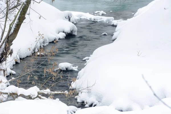 Famous blue lakes of karst origin. Blue lakes do not freeze in winter and feed on groundwater. Winter rapids and stream. Lakes Russia, Kazan. — Stock Photo, Image