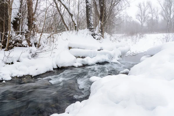 Célèbres lacs bleus d'origine karstique. Les lacs bleus ne gèlent pas en hiver et se nourrissent d'eau souterraine. Rapides d'hiver et ruisseau. Lacs Russie, Kazan . — Photo