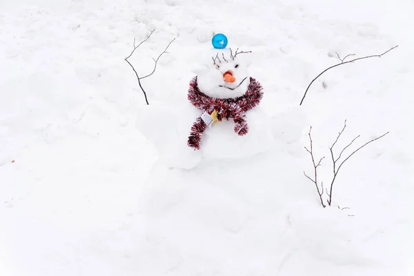 Muñeco Nieve Pie Sobre Fondo Las Nevadas Blancas Paisaje Invierno — Foto de Stock