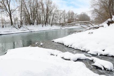 Kazanka Nehri, ünlü Mavi Göller'den gelen akarsuların kesiştiği noktada. Nehrin bu bölgesi kışın donmaz ve mavi göllerden yeraltı suyu ile beslenir. Rusya, Kazan. 