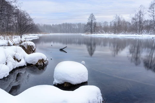 Célèbres lacs bleus d'origine karstique. Les lacs bleus ne gèlent pas en hiver et se nourrissent d'eau souterraine. Les lacs d'eau et de boue guérissent d'une variété de maladies. Lacs Russie, Kazan . — Photo