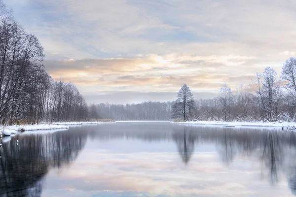 Célèbres lacs bleus d'origine karstique. Les lacs bleus ne gèlent pas en hiver et se nourrissent d'eau souterraine. Les lacs d'eau et de boue guérissent d'une variété de maladies. Lacs Russie, Kazan . — Photo