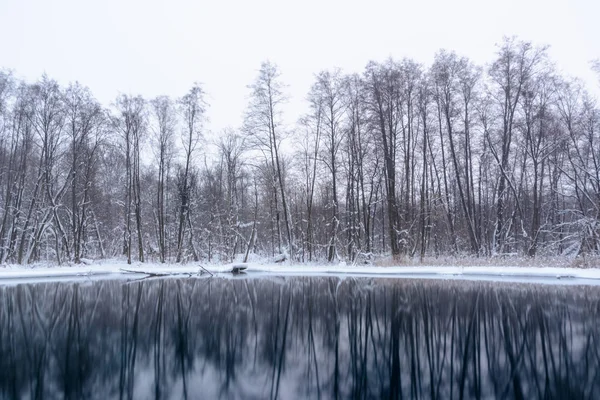 Beroemde blauwe meren van Karst oorsprong. Blauwe meren bevriezen niet in de winter en voeden het grondwater. Water-en modder meren zijn genezen van een verscheidenheid aan ziekten. Lakes Russia, Kazan. — Stockfoto