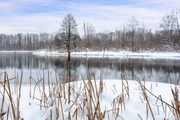 Beroemde blauwe meren van Karst oorsprong. Blauwe meren bevriezen niet in de winter en voeden het grondwater. Water-en modder meren zijn genezen van een verscheidenheid aan ziekten. Lakes Russia, Kazan. — Stockfoto