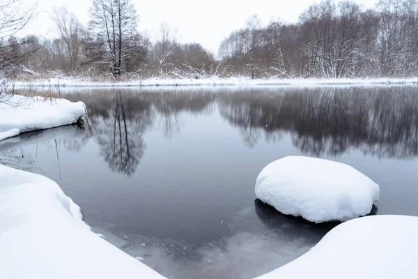 Célèbres lacs bleus d'origine karstique. Les lacs bleus ne gèlent pas en hiver et se nourrissent d'eau souterraine. Les lacs d'eau et de boue guérissent d'une variété de maladies. Lacs Russie, Kazan . — Photo