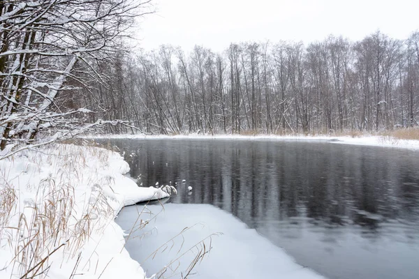 Proslulá modrá jezera v krasové zemi. Modrá jezera nezamrznou v zimě a živí se podzemními vodami. Vodní a bahenní jezera se hojí z nejrůznějších nemocí. Jezera Rusko, Kazan. — Stock fotografie