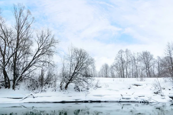 O rio Kazanka na confluência dos riachos dos famosos lagos azuis. Esta área de rio não congela no inverno e se alimenta de Lagos Azuis com águas subterrâneas. Rússia, Kazan . — Fotografia de Stock