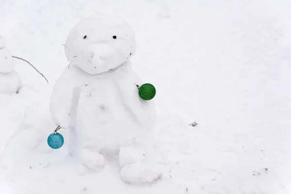 Snögubbe Form Ett Konstigt Djur Snögubbe Står Bakgrunden Vita Snödrivor — Stockfoto