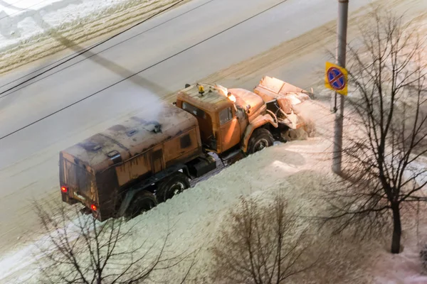 Los Sopladores Nieve Sirven Las Carreteras Ciudad Por Noche Molinero — Foto de Stock