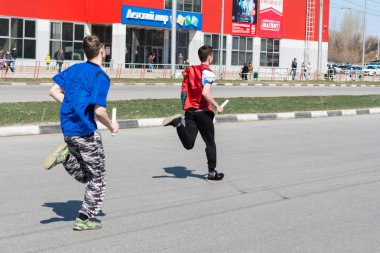 Ulyanovsk, Rusya - 20 Nisan 2019: yıllık şehir bahar maratonu. Güneşli bir gün. Sağlıklı yaşam tarzı. Şehir rölesi.