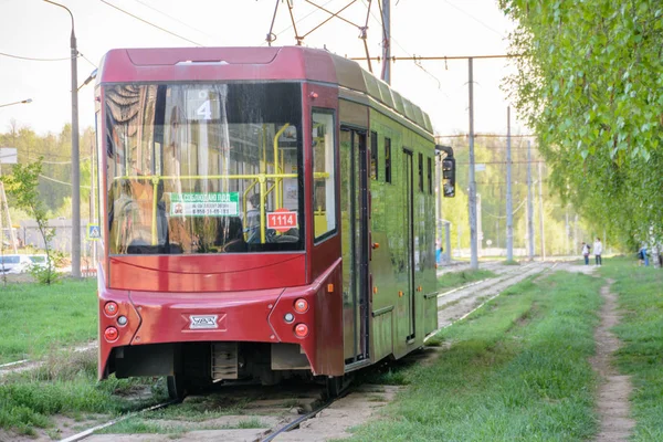 Kazań, Rosja-9 maja 2019: tramwaj przechodzi w słoneczny dzień wiosny — Zdjęcie stockowe