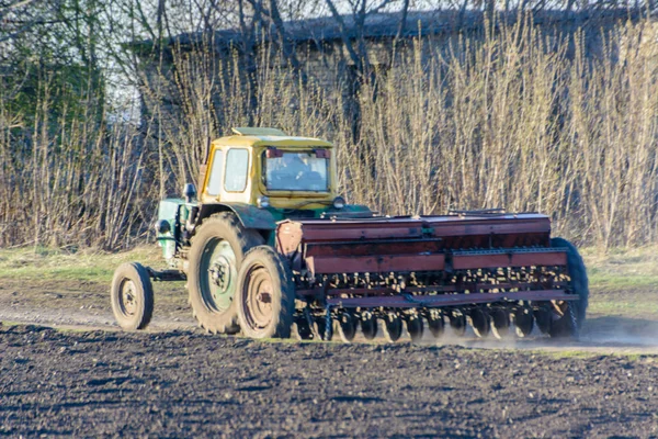 Трактор Культиватором Возвращается Посевной Кампанией Вдоль Сельской Дороги Трактор Полностью — стоковое фото