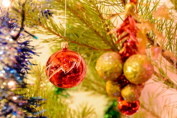 Ballon Noël Rouge Sur Sapin Noël Sur Fond Guirlandes Brillantes — Photo