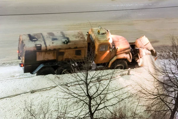 Los Sopladores Nieve Sirven Las Carreteras Ciudad Por Noche Molinero — Foto de Stock