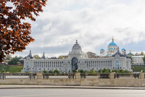 Осенний вид Дворца сельского хозяйства в Казани. Здание Верховного суда — стоковое фото