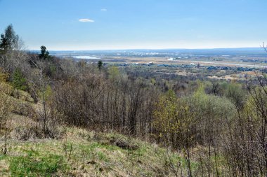 Tarlaların, çayırların, köyün ve nehrin güzel manzarası