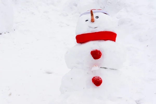 풍경에 배경에 눈사람 스카프 버튼이 눈사람 — 스톡 사진