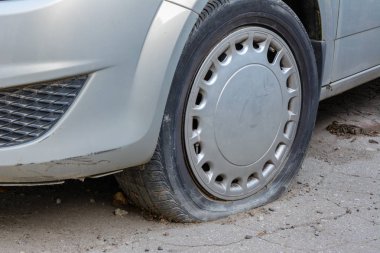 Hasarlı lastik. Araba lastiği sızıntısı. Patlak lastik bekliyor. 