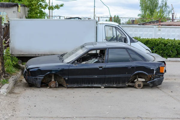 Un coche roto, arrugado y abollado después del accidente. Naufragio abandonado —  Fotos de Stock